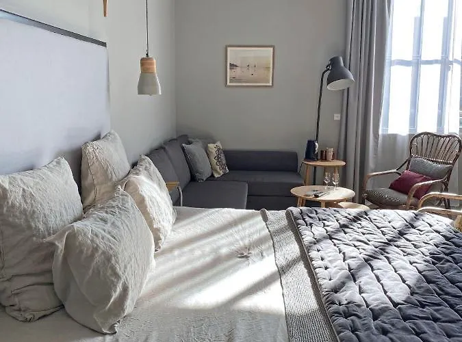 레 샹브르 드 렌프리머리 B&B 본느